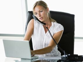 Ülő munka és a telefon válla tartása - A méhnyak osteochondrosis okai